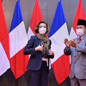 La ministre de la Défense, Florence Parly, pose avec la nouvelle écharpe offerte par son homologue indonésien Prabowo Subianto à l'occasion de la cérémonie entre les deux pays pour la fourniture de 42 Rafale.