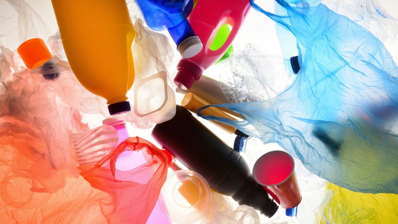 Aujourd'hui, seuls 29 % des emballages en plastique sont recyclés. A une collecte insuffisante des déchets s'ajoute l'absence de recyclabilité de certaines résines comme le polystyrène, dont on fait les pots de yaourt par exemple.