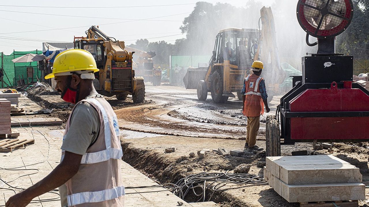 Sur le chantier monumental de Central Vista à New Delhi, qui s'étale sur 2,3 kilomètres, plus de 3.000 ouvriers s'activent jour et nuit pour tenir des délais très serrés.