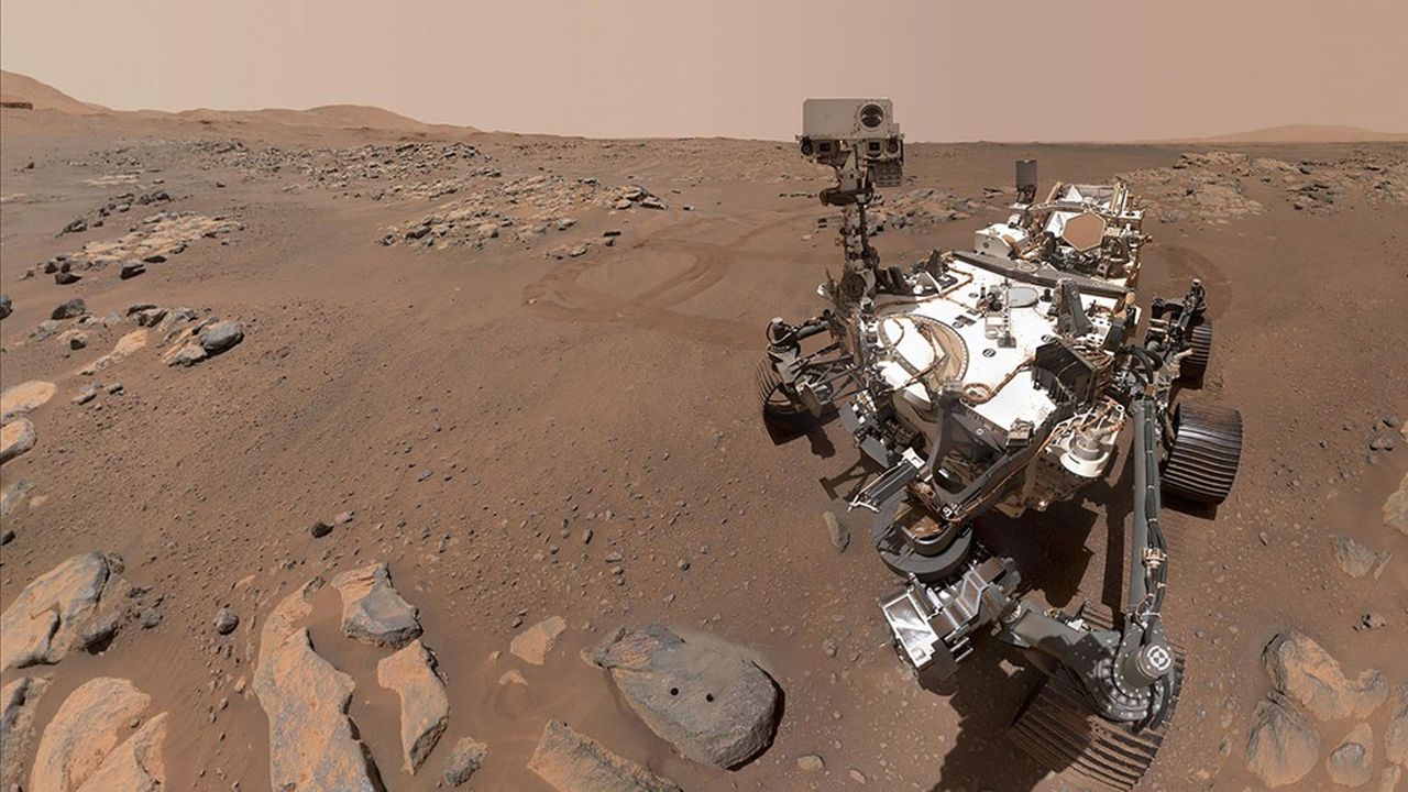 Sur ce « selfie » de Perseverance, on voit les deux trous laissés dans une roche au premier plan après que le rover a utilisé son bras robotisé pour y effectuer deux mini-forages le 10 septembre 2021.