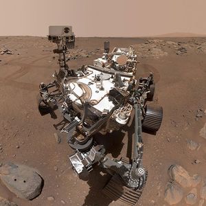 Sur ce « selfie » de Perseverance, on voit les deux trous laissés dans une roche au premier plan après que le rover a utilisé son bras robotisé pour y effectuer deux mini-forages le 10 septembre 2021.