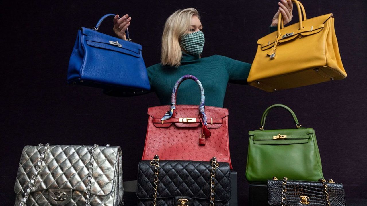 Avant-première d'une vente de la maison de ventes aux enchères britannique Bonhams, en novembre 2021, avec des sacs Birkin et Kelly d'Hermès et des modèles Chanel.
