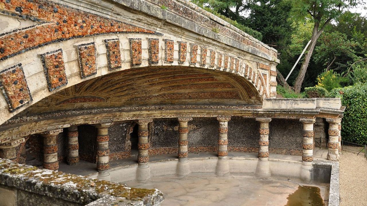 Le Nymphée de Soufflot, achevé en 1777, est l'un des rares vestiges de l'art des jardins à la fin de l'Ancien Régime.
