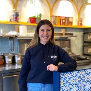 Abir, 30 ans, a ouvert Benti, son restaurant de street-food tunisienne, en décembre 2020 dans le 11e arrondissement de Paris.
