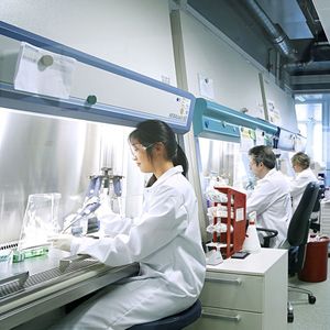 Bayer investit 15,5 % de son chiffre d'affaires en R&D dans la pharmacie.