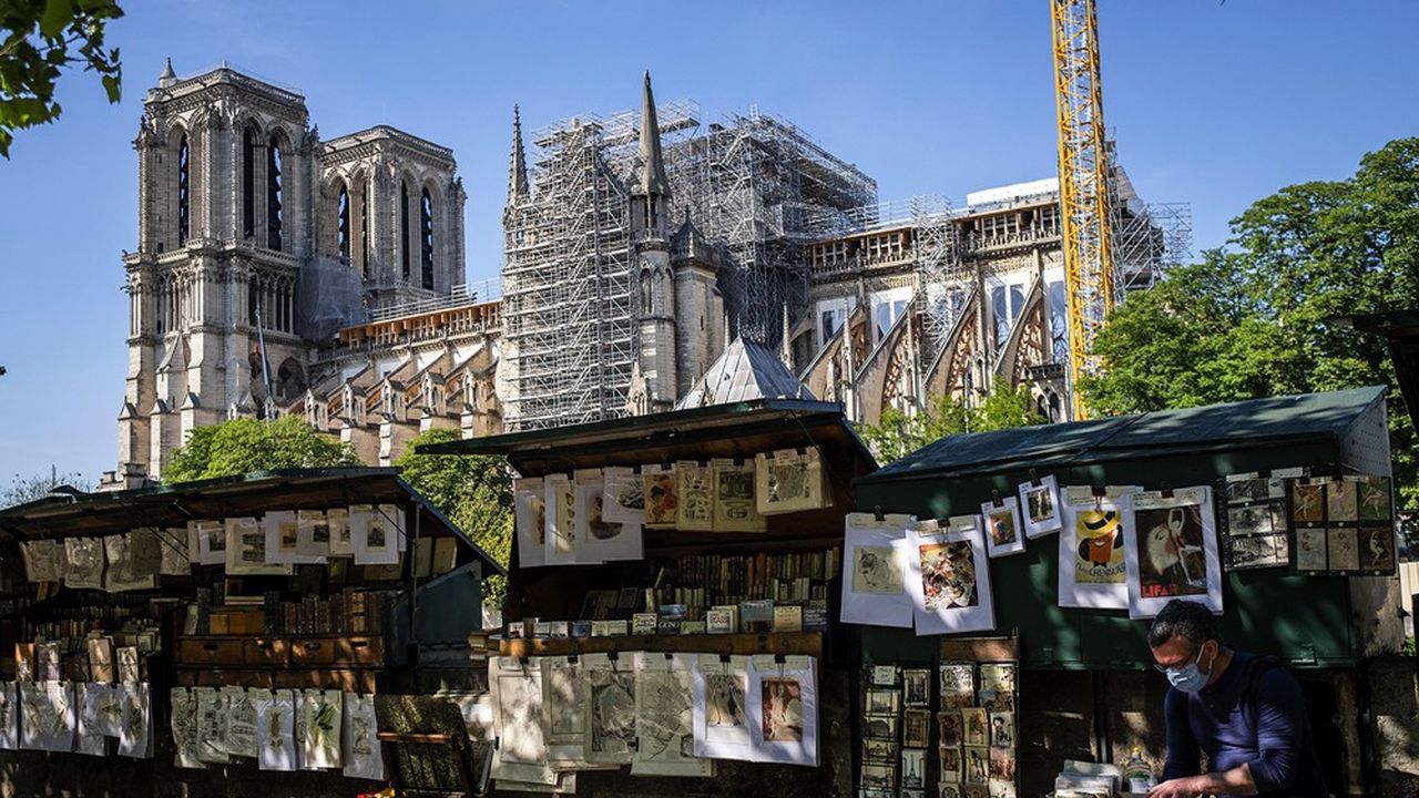 Avec les beaux jours qui se profilent, les bouquinistes des quais de Paris gardent le moral après plusieurs années de marasme dues aux « gilets jaunes », au Covid-19 et à l'incendie de Notre-Dame.