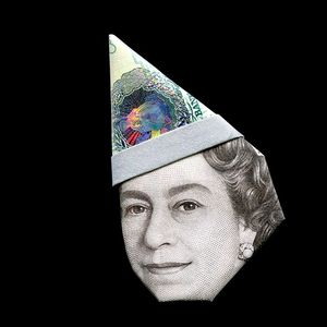 « Party », origami de Yosuke Hasegawa. L'artiste japonais joue grâce à cette technique de pliage avec les personnalités représentées sur les billets de banque. Ici Elisabeth II sur un billet britannique.