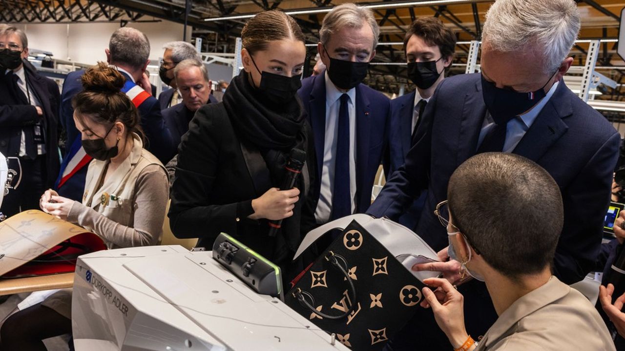 Dans une usine flambant neuve aux allures d'immense loft ouvert sur la nature, Bernard Arnault a officiellement inauguré le 18e et dernier atelier de Louis Vuitton près de la gare TGV de Vendôme (Loir-et-Cher) mardi, en présence du ministre de l'Economie, Bruno Le Maire.