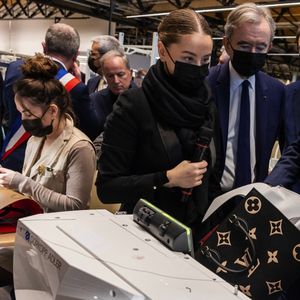 Dans une usine flambant neuve aux allures d'immense loft ouvert sur la nature, Bernard Arnault a officiellement inauguré le 18e et dernier atelier de Louis Vuitton près de la gare TGV de Vendôme (Loir-et-Cher) mardi, en présence du ministre de l'Economie, Bruno Le Maire.
