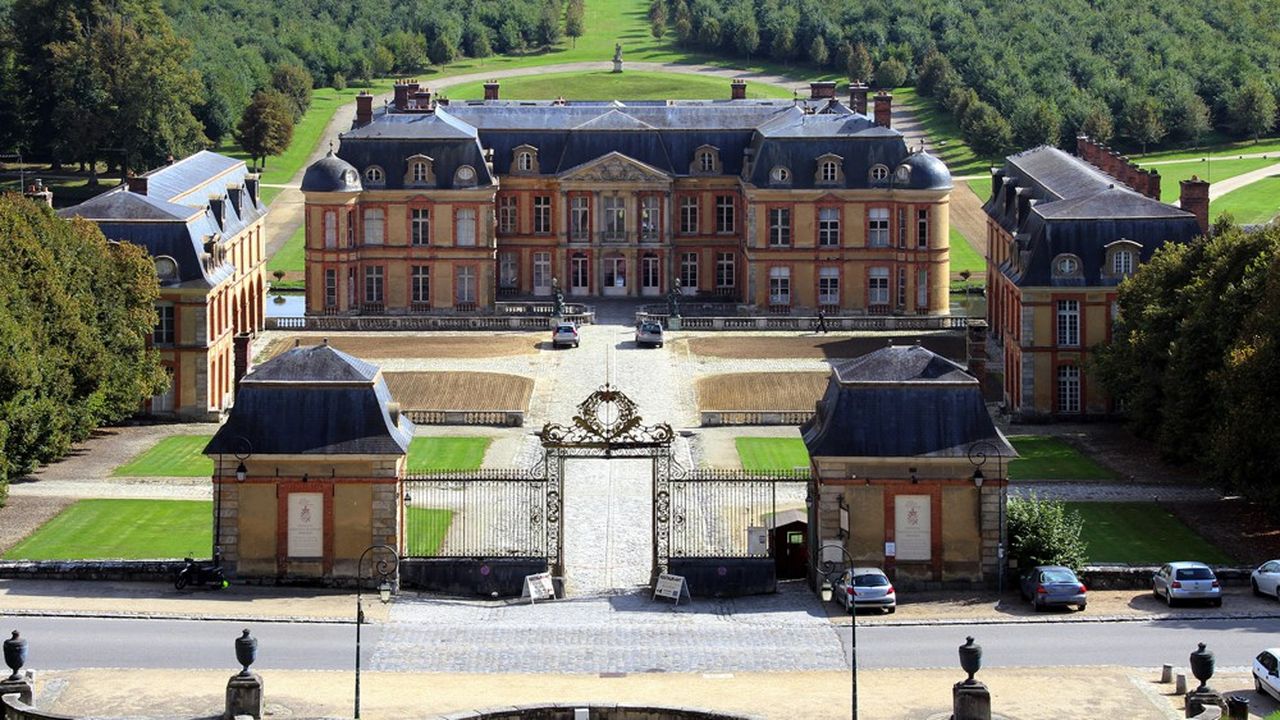 Le château de Dampierre, surnommé le  Petit Versailles , fait l'objet d'un programme de rénovation complet de 50 millions d'euros.