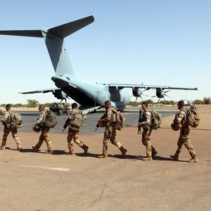 Il faudra au minimum quatre mois pour fermer les bases françaises au Mali et rapporter en France le matériel dans un contexte périlleux.