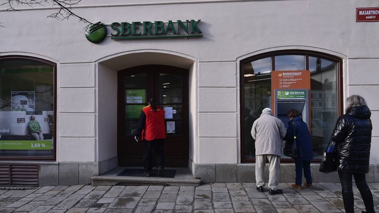 Dans la foulée des sanctions, le cours de la plus grosse banque du pays Sberbank, reculait d'un peu plus de 1 % .