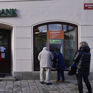 Dans la foulée des sanctions, le cours de la plus grosse banque du pays Sberbank, reculait d'un peu plus de 1 % .
