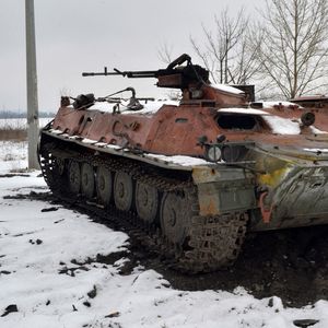 Un véhicule militaire russe détruit est vu sur le bord de la route à la périphérie de Kharkiv le 26 février 2022, à la suite de l'invasion russe de l'Ukraine.