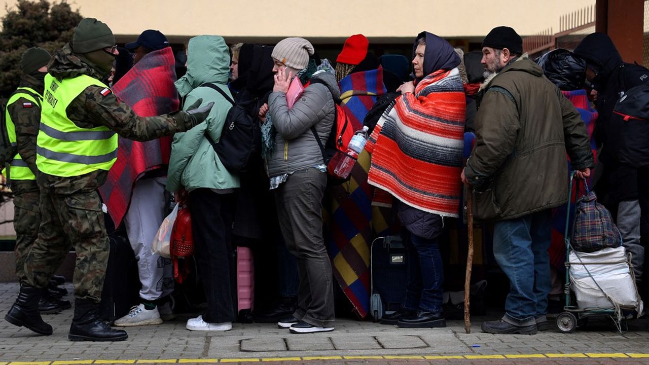 Des réfugiés en provenance d'Ukraine patientent sur le quai de la gare de Przemysl, en Pologne en attendant d'être pris en charge.