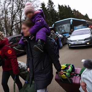 Depuis quelques jours, de plus en plus de femmes et d'enfants fuyant la guerre traversent la frontière vers la Pologne.