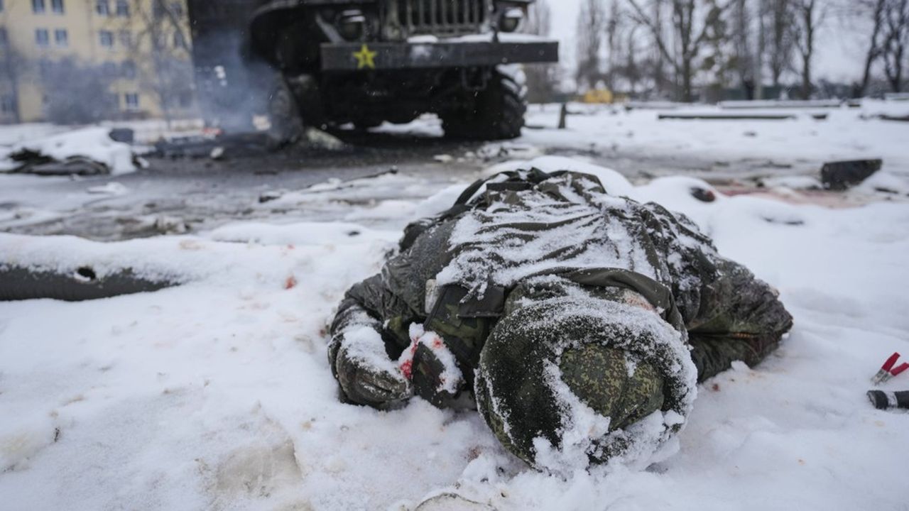 Le corps d'un soldat à côté d'un char russe détruit à Kharkiv, ce 25 février.