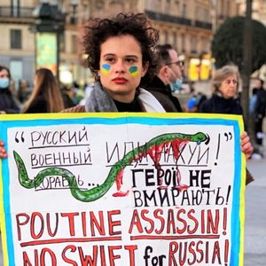 Liliana, 20 ans, suit des études de cinéma en France depuis deux ans, elle se mobilise en protestant dans la rue.