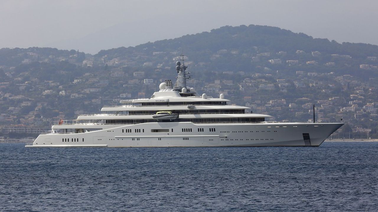 Le Yacht de Roman Abramovitch, propriétaire de l'équipe de football Chelsea FC, sur la Côte d'Azur. Le milliardaire a perdu quelque 1,2 milliard de dollars depuis le 16 février.
