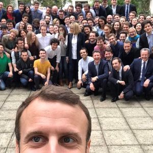 Photo prise en selfie le 12 mai 2017 : Emmanuel Macron au premier plan, puis les bénévoles qui étaient au coeur de sa machine de campagne ainsi que sa garde rapprochée (notamment Benjamin Griveaux, Richard Ferrand et Julien Denormandie).