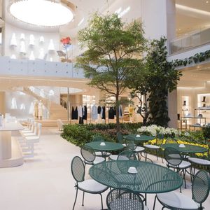 A l'angle de la rue François Ier et de l'avenue Montaigne, 2.200 m² de boutique exposent les produits imaginés par le trio de créateurs de Dior.