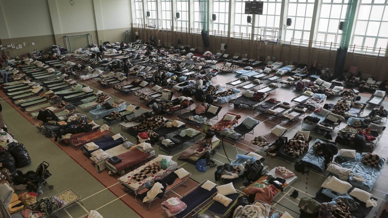 La ville polonaise de Medyka, proche de la frontière ukrainienne, tente de s'organiser face à l'afflux croissant de réfugiés.