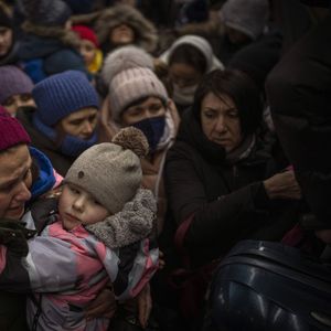 Une femme et son enfant tentent de quitter Kiev en prenant un train à destination de Lviv (ouest). Le nombre de réfugiés ayant fui l'Ukraine dépasse désormais le million, selon le HCR.