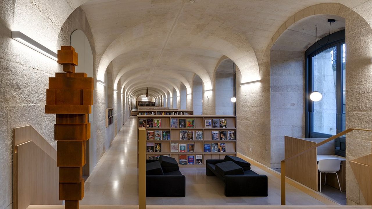 La nouvelle bibliothèque de l'Ecole du Louvre, avec les deux sculptures d'Antony Gormley.