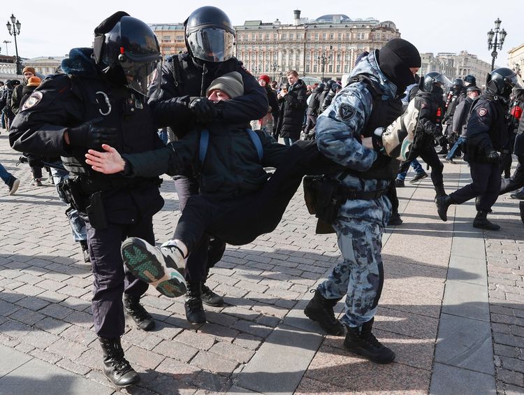 Des manifestants arrêtés à Moscou dimanche 6 mars.