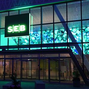 La banque suédoise SEB va de nouveau autoriser certains de ses fonds à investir dans l'industrie de défense.