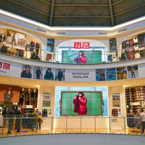 Tadashi Yanai, le PDG du géant nippon de la mode Fast Retailing, qui possède notamment la marque Uniqlo, a indiqué qu'il comptait maintenir ouvert les 50 magasins que son groupe opère en Russie.