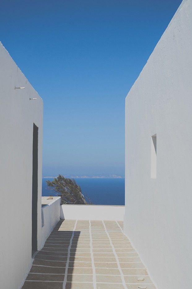 L'île de Folégandros dans Les Cyclades et ses venelles bleues et blanches. 