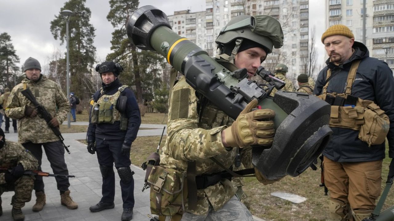 Un soldat ukrainien avec une arme anti-char NLAW.