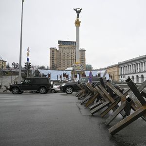 Des barricades sur la place de l'indépendance à Kiev, le 3 mars 2022.