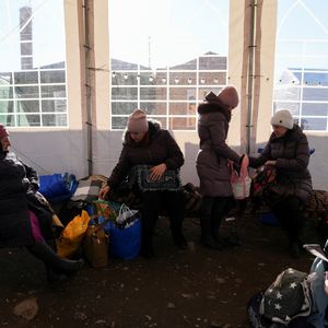 Des réfugiés ukrainiens en attente à la frontière polonaise, le 11 mars 2022.