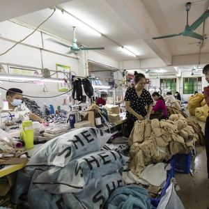Dans un atelier de Nancun, proche de Canton, où l'on assemble et emballe les vêtements Shein pour les pays occidentaux.