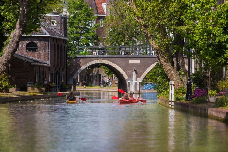 Utrecht invite à flâner le long des canaux au milieu des étudiants plutôt que des touristes.