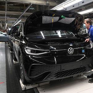 Le groupe de Wolfsburg a transféré la production de 100.000 voitures en Chine et aux Etats-Unis pour compenser les pénuries liées à la crise ukrainienne.