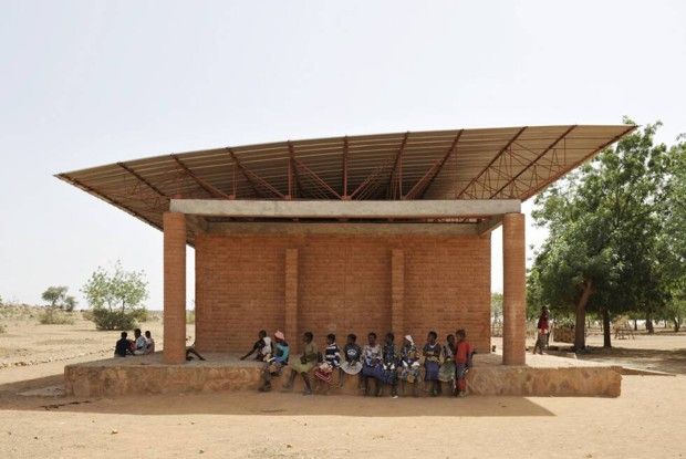 Des enfants à l'extérieur de l'école primaire de Gando, réalisée par Diébédo Francis Kéré.