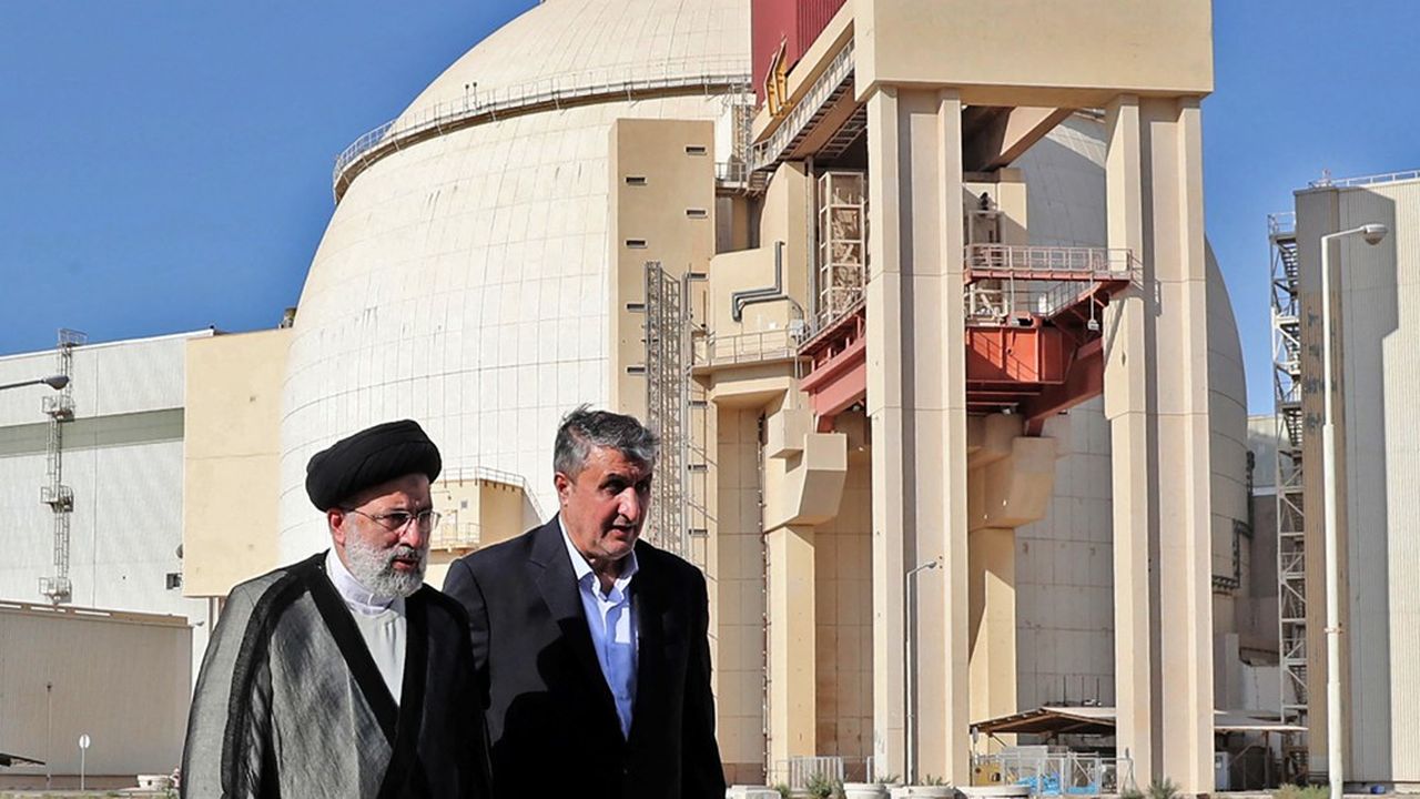 Le président iranien, Ebrahïm Raissi, accompagné par le patron de l'agence iranienne de l'énergie atomique, Mohammad Eslami, visitent la centrale nucléaire civile de Boushehr.