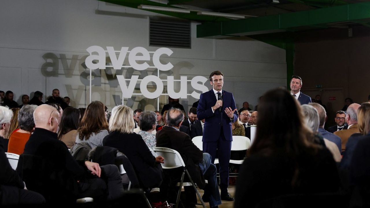 Lors de son déplacement à Poissy le 7 mars, Emmanuel Macron a annoncé vouloir accélérer la conversion du parc automobile s'il est réélu.