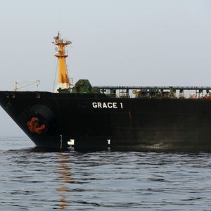 Quelque 100 millions de barils de pétrole iranien sont stockés à bord de navires en mer, prêts à être commercialisés, selon Kpler.