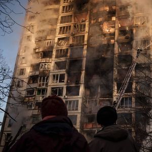 Des pompiers à la manoeuvre s'évertuent à éteindre un incendie, suite au bombardement d'une partie de Kiev, le 15 mars 2022.