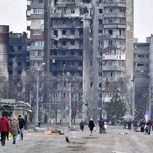 La mairie de Marioupol estime que « 80 % du parc de logement » de la ville ont été détruits.