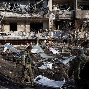 Un soldat ukrainien inspecte les décombres d'un immeuble résidentiel à Kiev après des frappes russes qui ont fait au moins deux morts le 15 mars 2022.