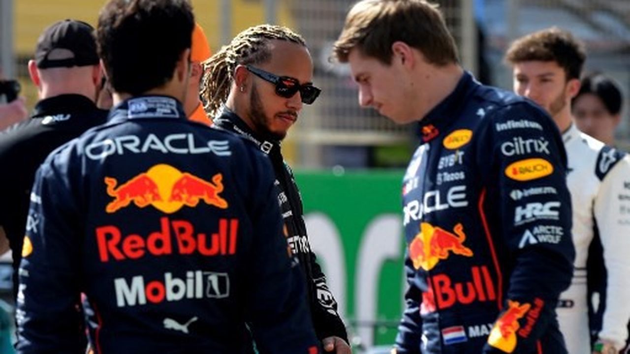 Lewis Hamilton et Max Verstappen lors des premiers tests à Bahrain le 10 mars 2022