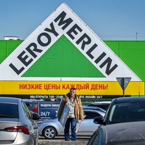 Leroy Merlin exploite plus d'une centaine de magasins en Russie, pays où le leader européen des magasins de bricolage réaliserait plus de 18 % de son activité mondiale.