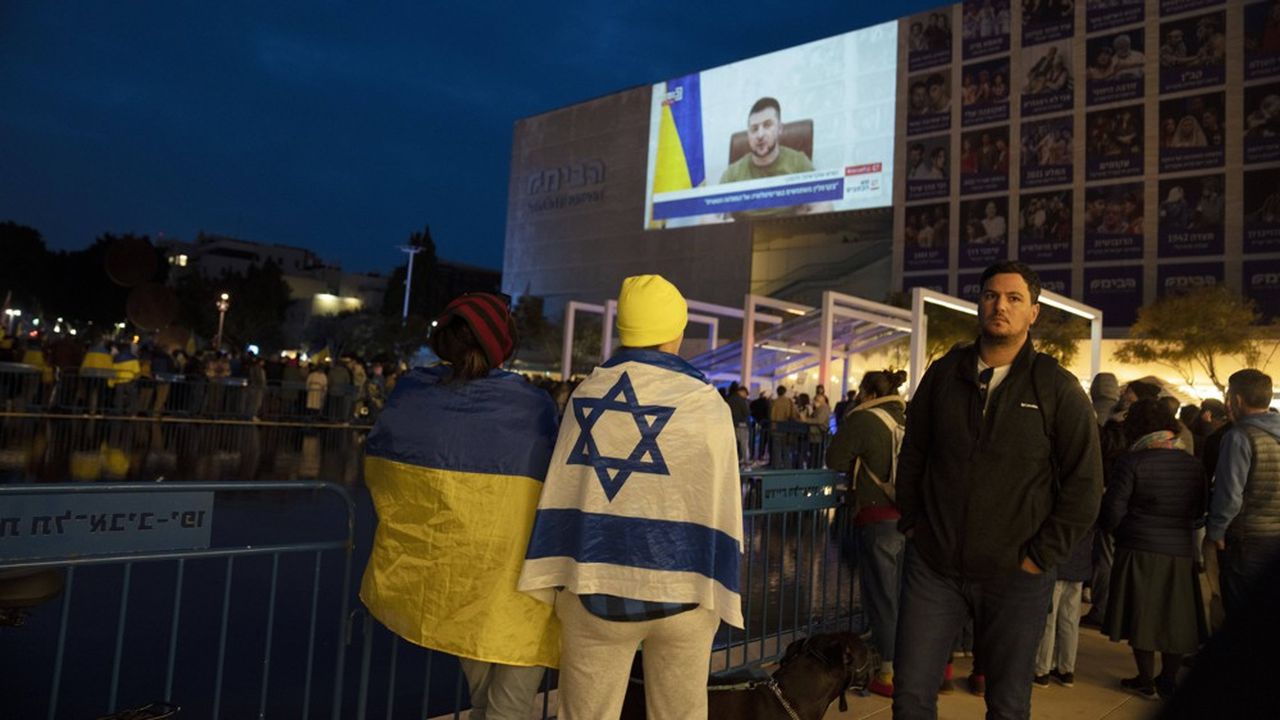 Des citoyens israéliens ont suivi l'intervention de Volodymyr Zelensky devant la Knesset, dimanche dernier.