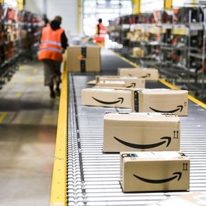 La stratégie d'expansion d'Amazon symbolise les effets négatifs du e-commerce, selon l'ONG Les Amis de la Terre.