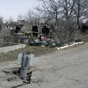 Un missile non explosé lancé depuis un avion russe s'est planté dans un cimetière de la ville de Mykolaïv, théâtre de combats acharnés depuis des jours.